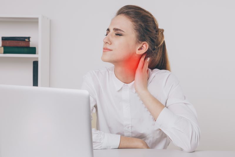 Woman suffering from pinched nerve in her neck