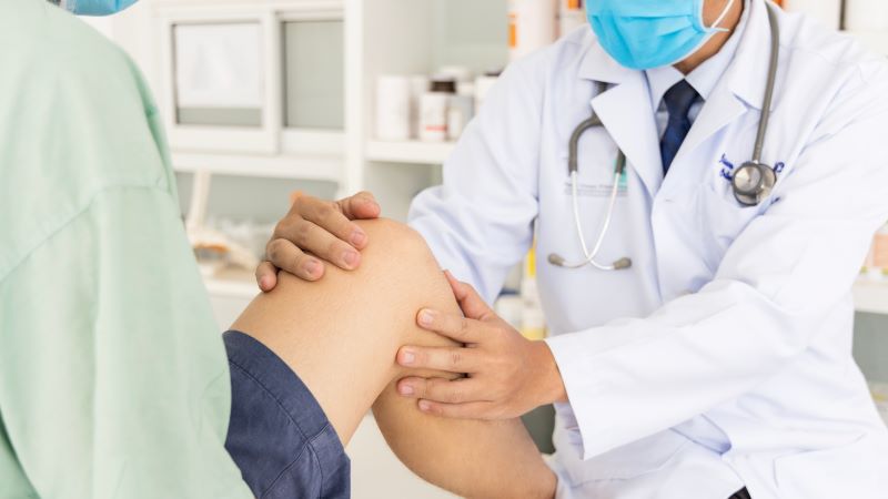 Doctor examining patient’s knee